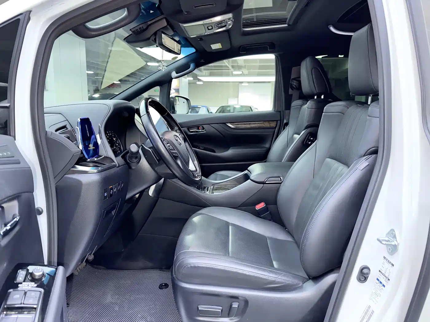 Toyota Alphard 2021 Hybrid 2.5L Premium фото 15