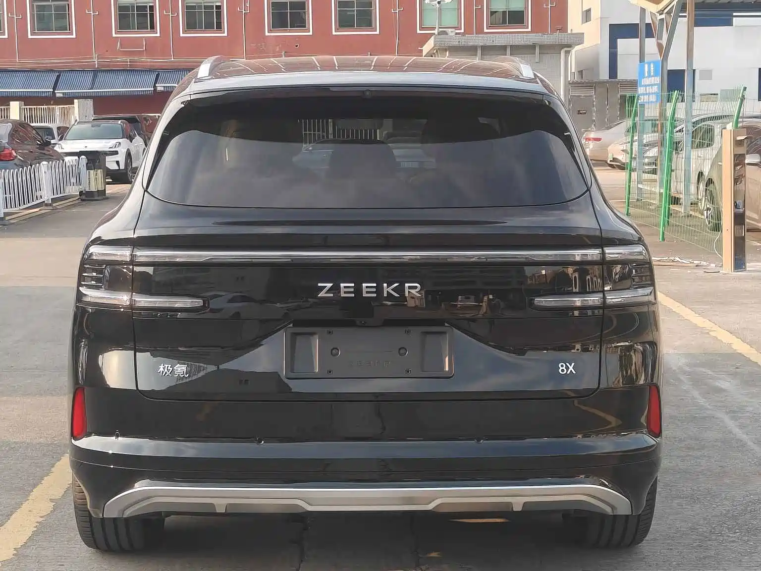 Photo 4 - ZEEKR 8X