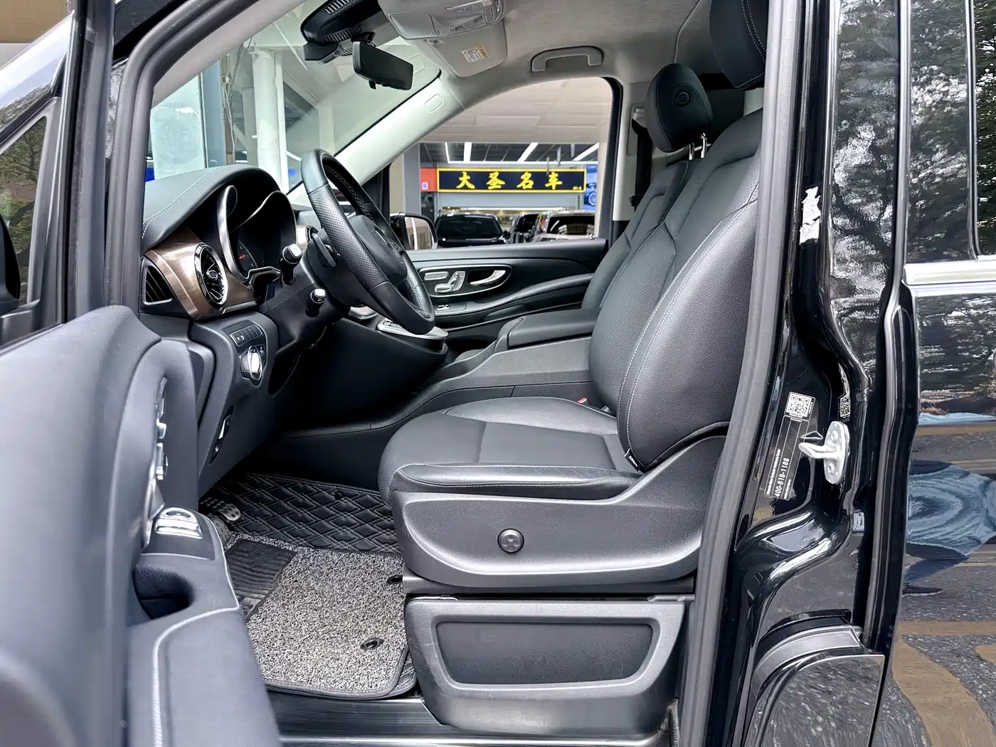 Mercedes-Benz V-Class 2021 V 260 L Long Wheelbase Luxury Edition фото 12