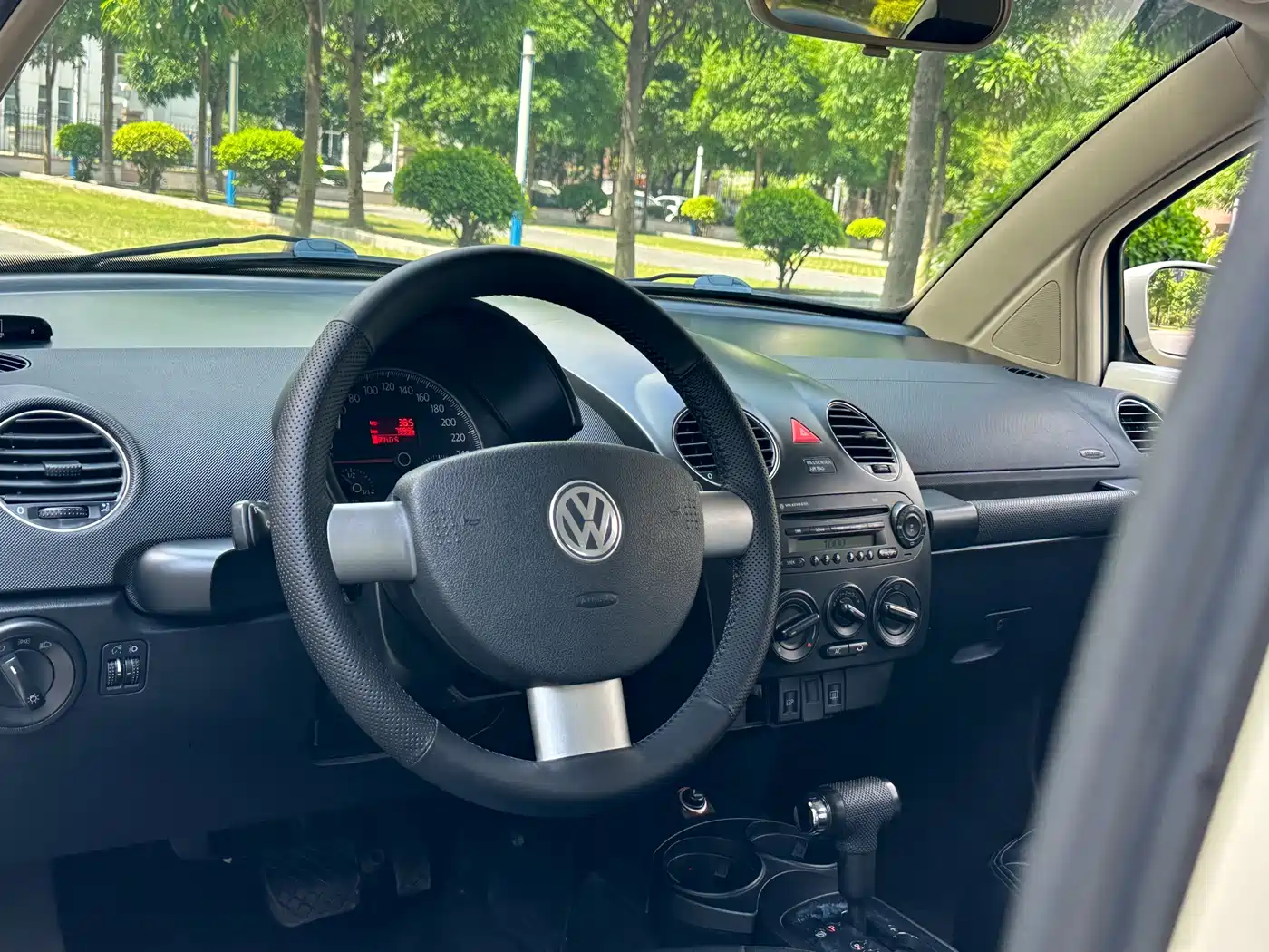 Volkswagen Beetle 2010 Model 1.6 AT фото 11