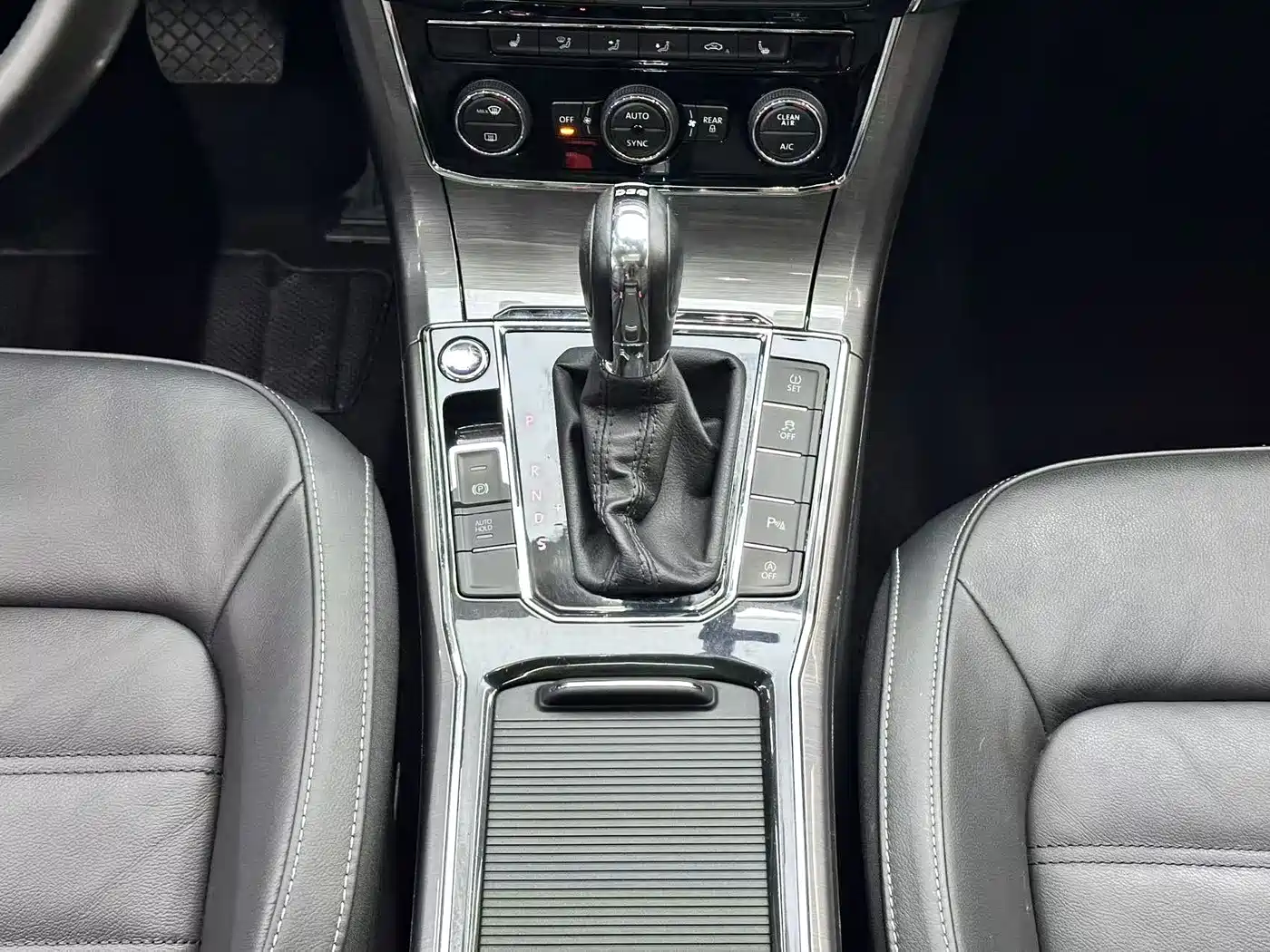 Volkswagen Passat 2017 330TSI DSG Luxury фото 8
