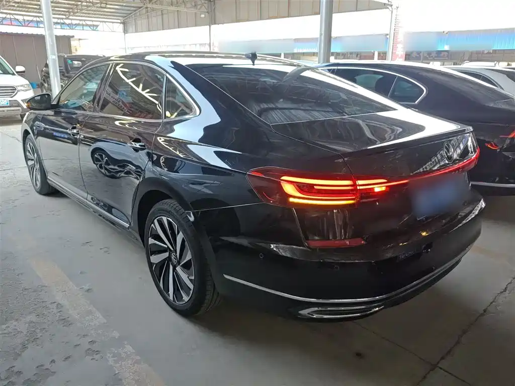 Volkswagen Passat 2022 330TSI Starlight Luxury Edition фото 5