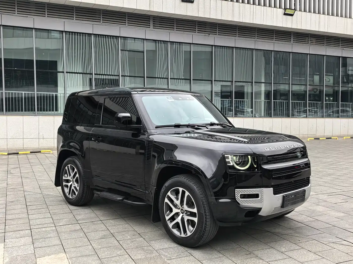 Land Rover Defender 2022 Model 90 3.0T P400 XS фото 3