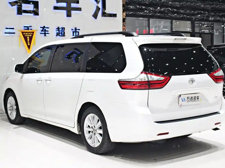 Photo 16 - Toyota Sienna