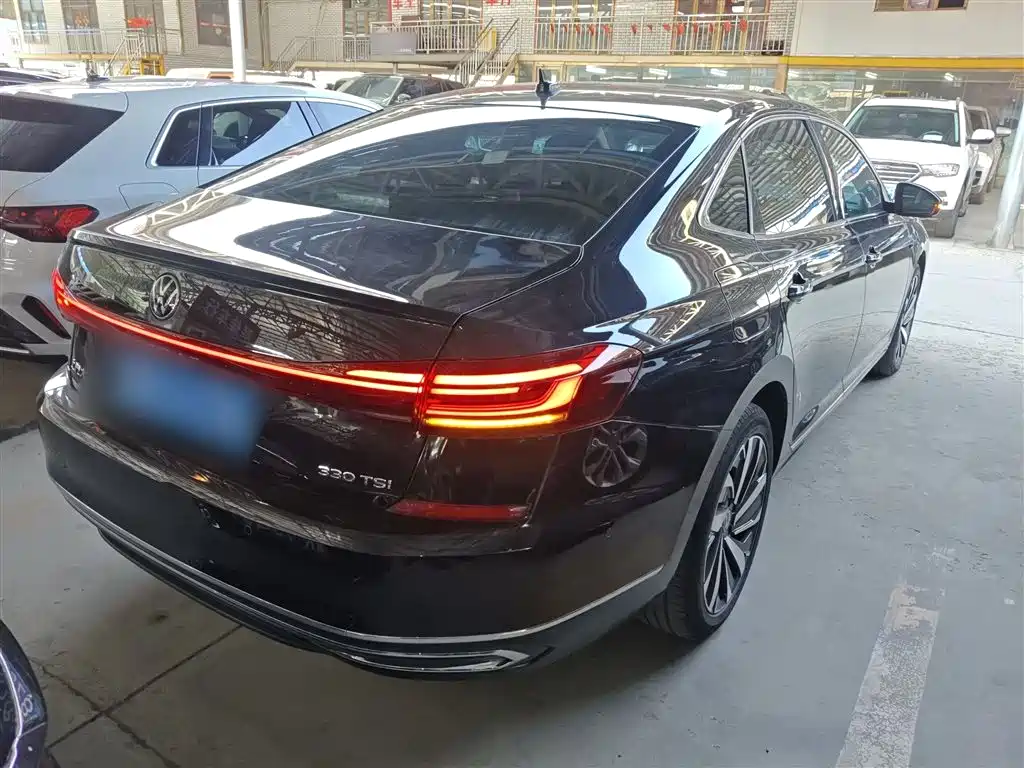 Volkswagen Passat 2022 330TSI Starlight Luxury Edition фото 7