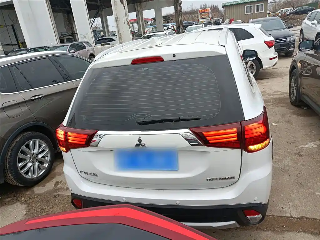 MITSUBISHI OUTLANDER