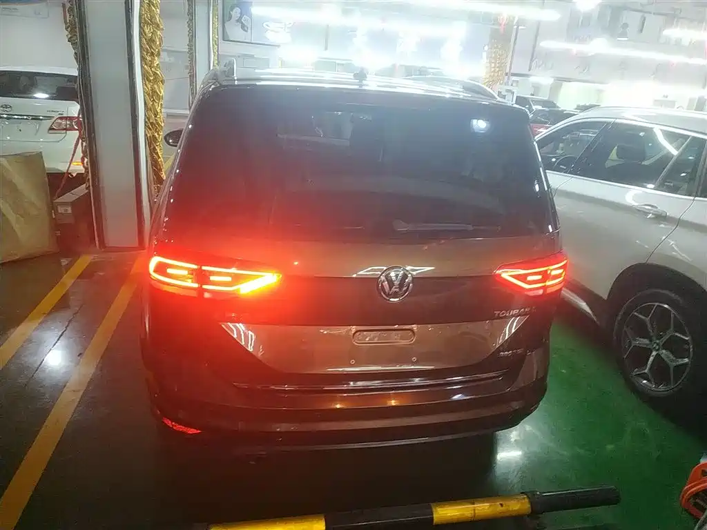 Volkswagen Touran 2016 Touran L 280TSI DSG Luxury фото 6