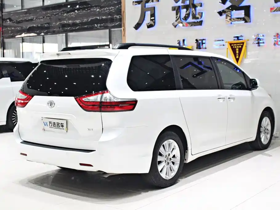 Photo 15 - Toyota Sienna