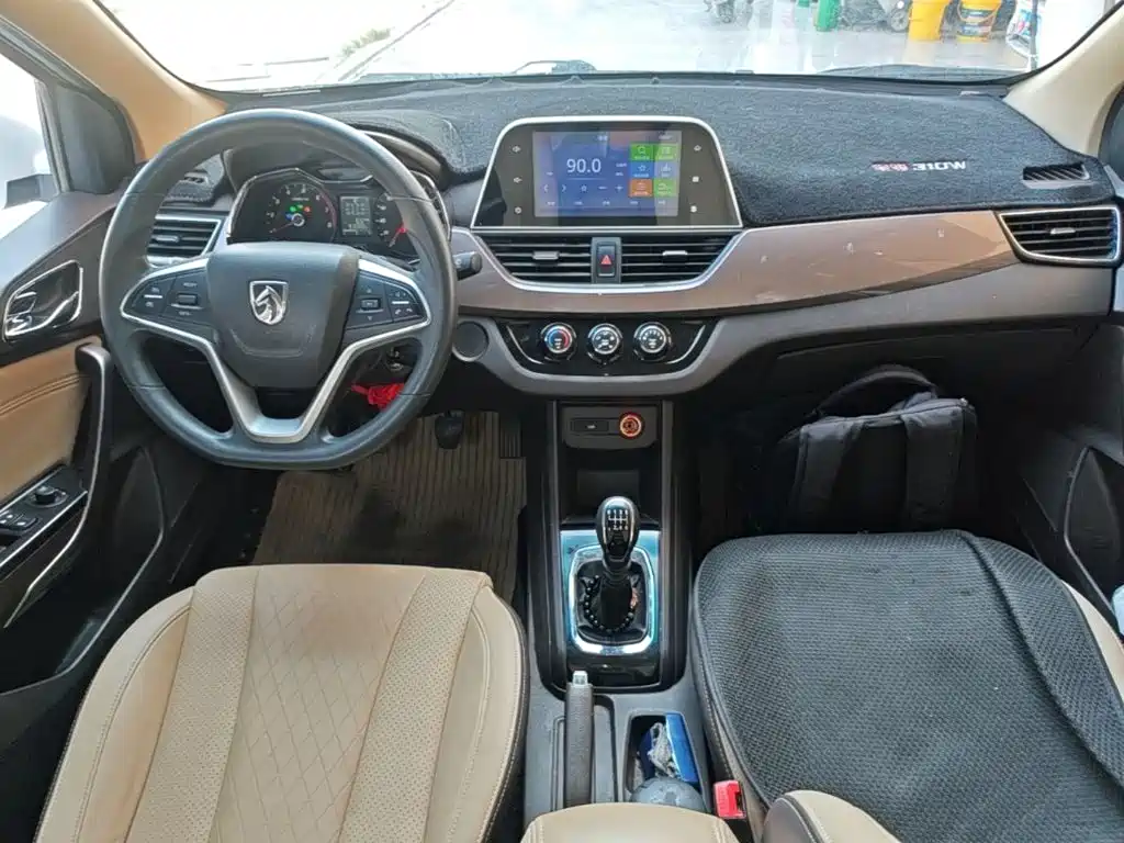 Baojun 310W 2018 2017 1.5L Manual Fashion Edition (China V)
