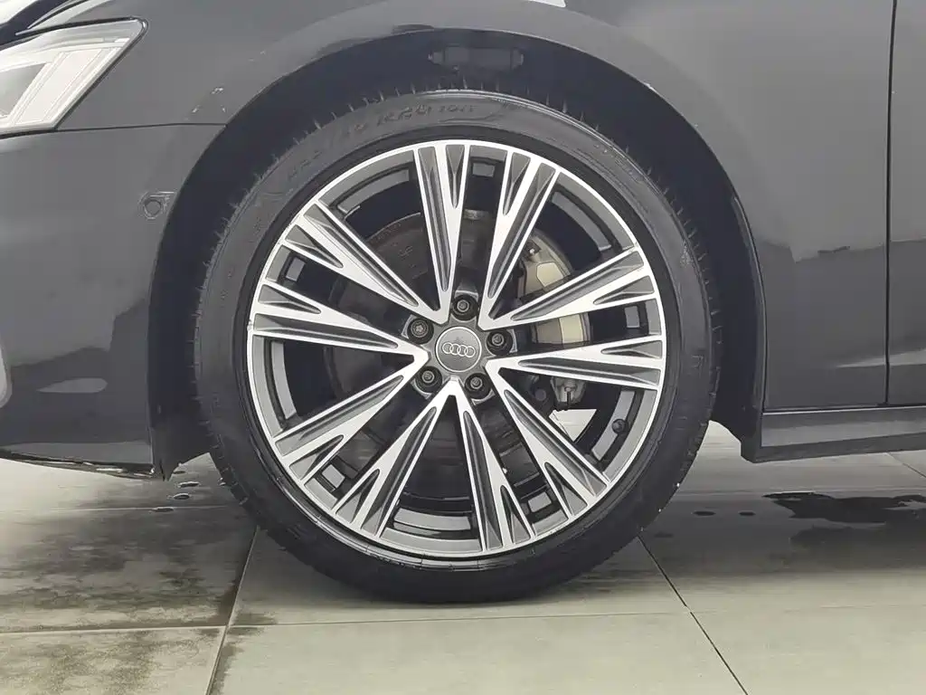 Фото 17 - Audi A6L