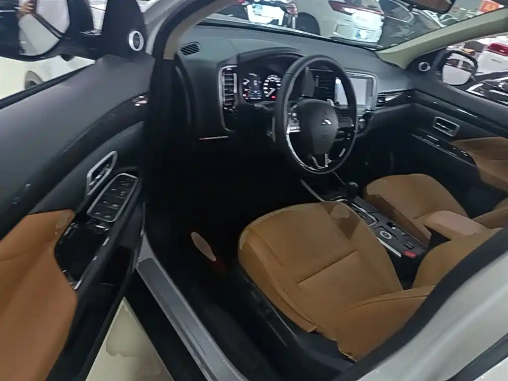 Mitsubishi Outlander 2019 2.4L 4WD Deluxe Edition 5-seater China V фото 16