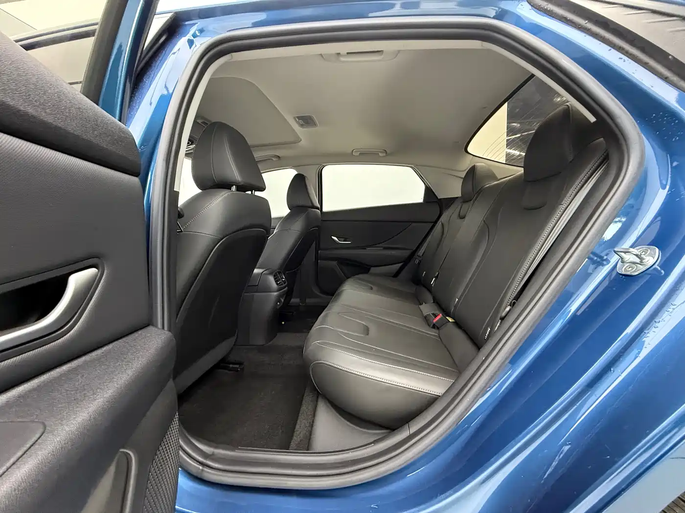 Hyundai Elantra 2022 1.5L CVT LUX Premium Edition фото 13