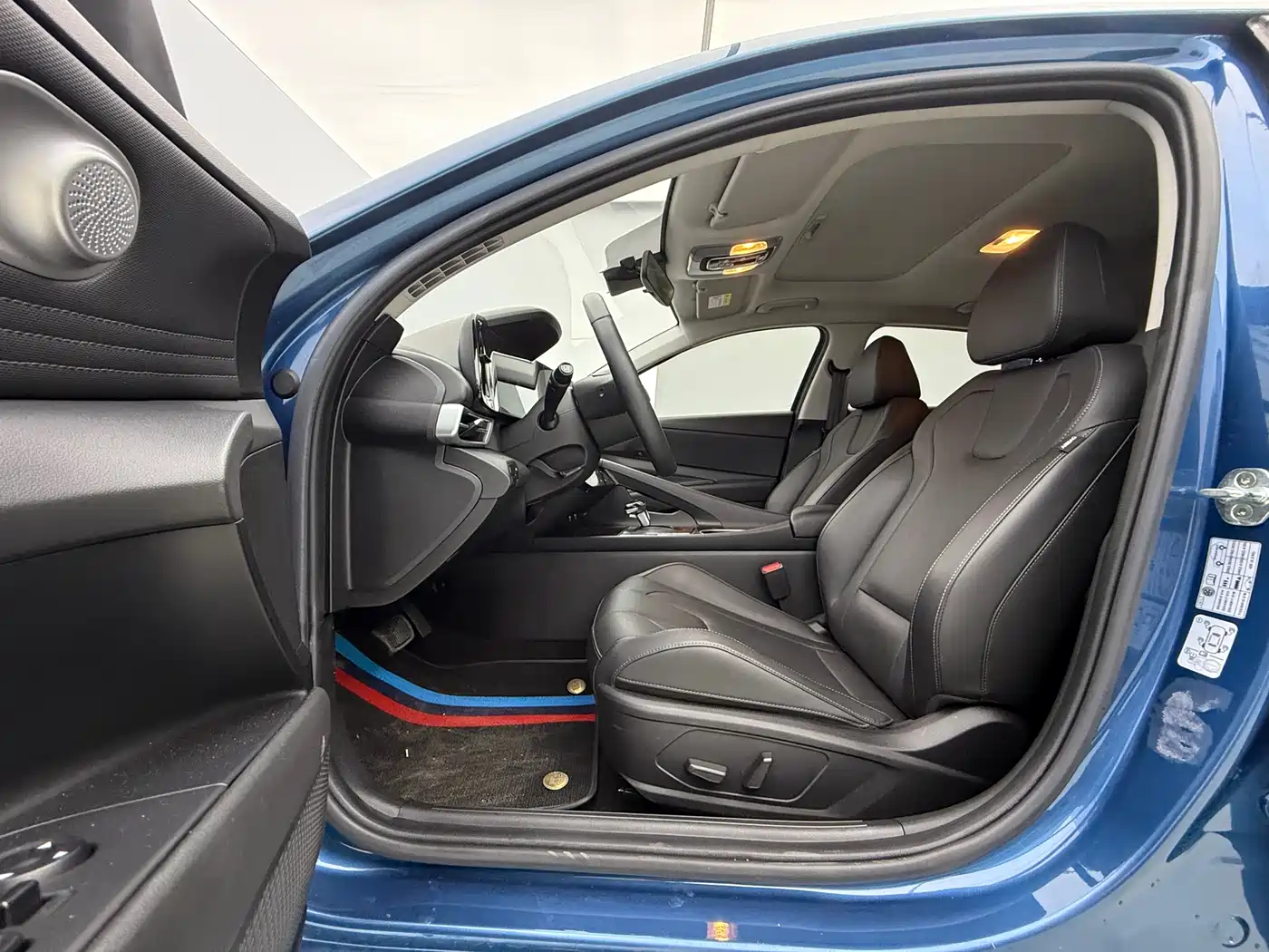 Hyundai Elantra 2022 1.5L CVT LUX Premium Edition фото 19