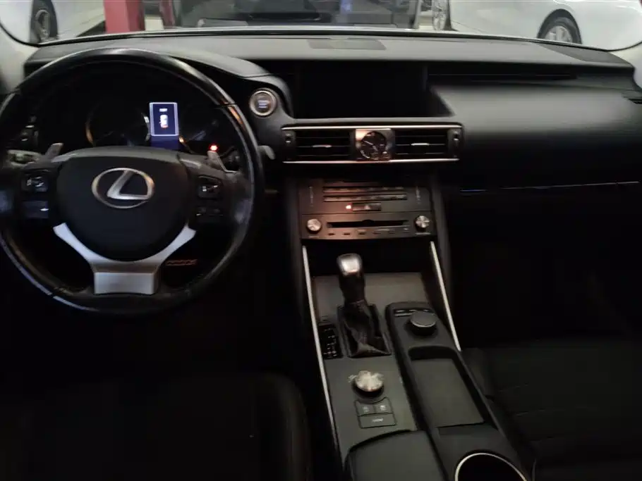 Lexus IS 2017 300 Leading Edition фото 12