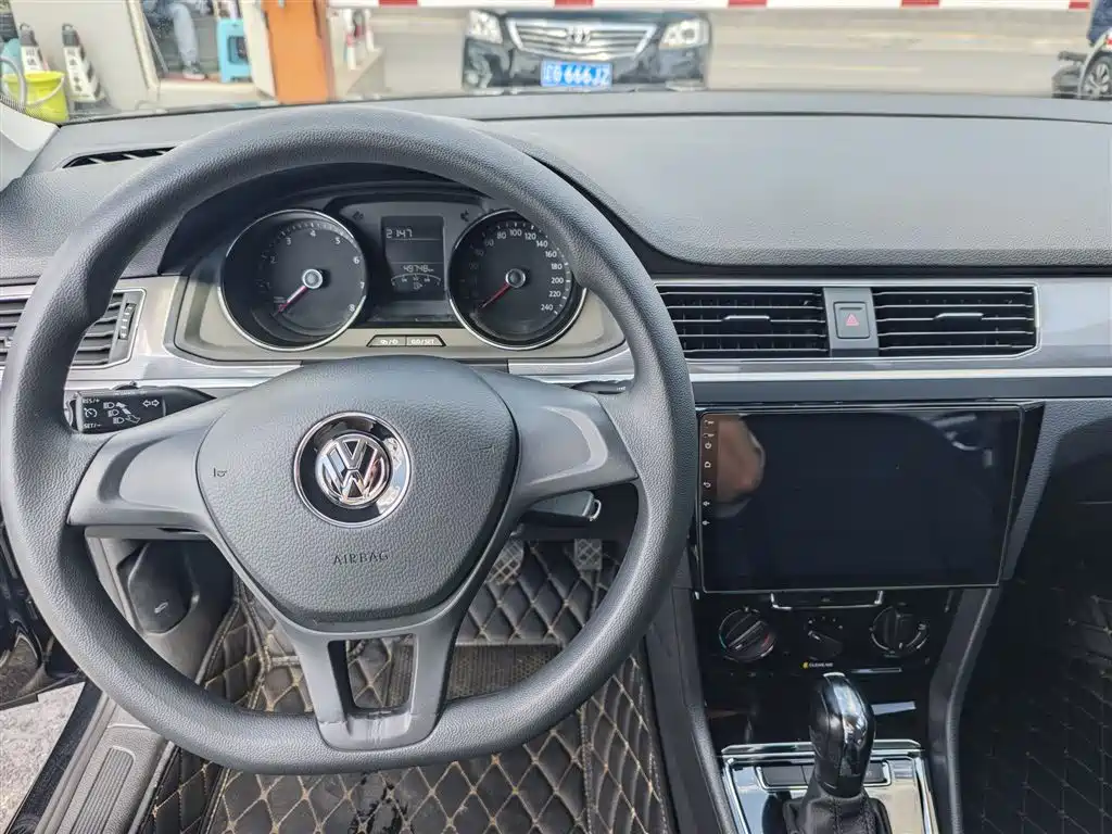 VOLKSWAGEN BORA