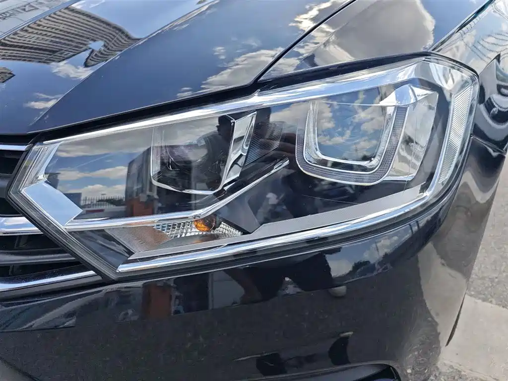 VOLKSWAGEN BORA