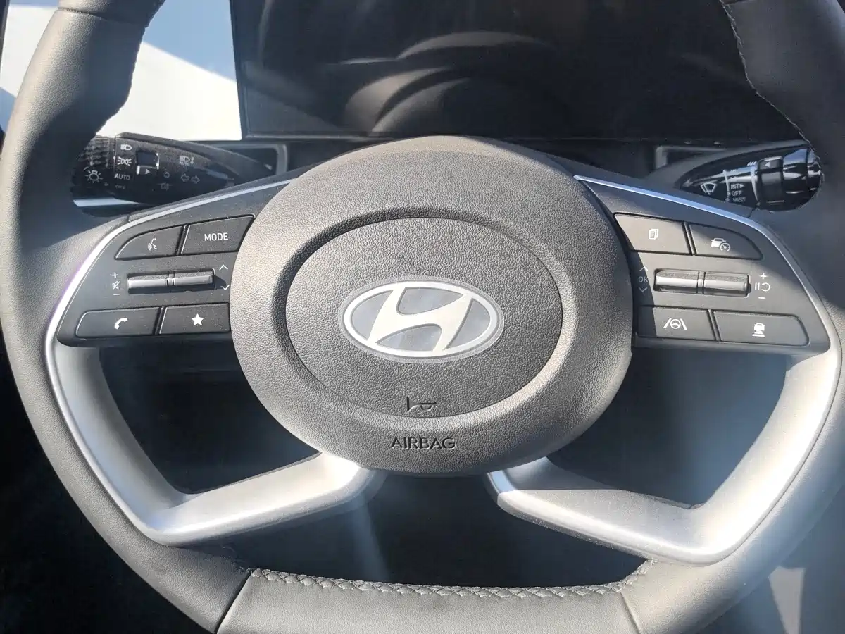 Hyundai Elantra 2023 Model 1.5L CVT LUX Premium Edition фото 11