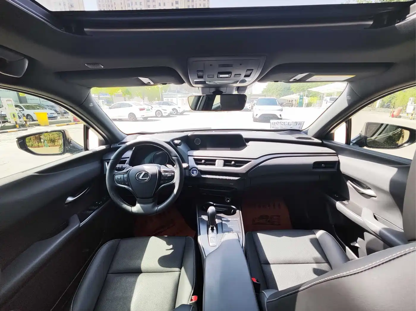 Lexus UX Electric 2020 300e Pure Enjoyment Edition фото 16