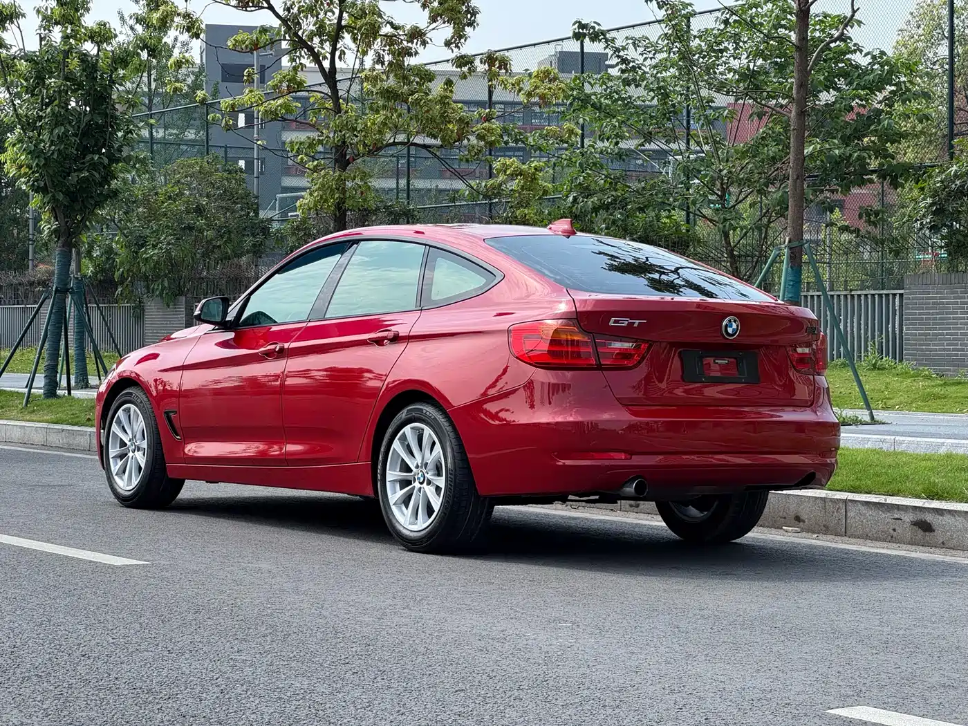 BMW 3 Series GT 2013 Model 320i Leading фото 11