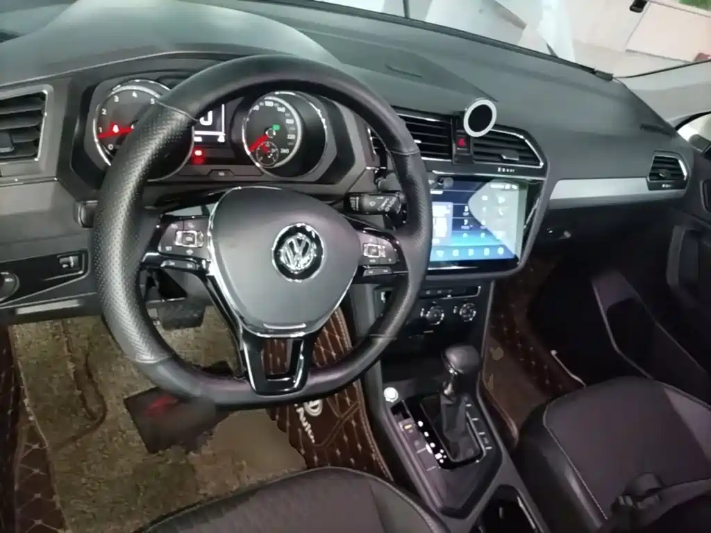 صورة 10 - Volkswagen Tiguan L