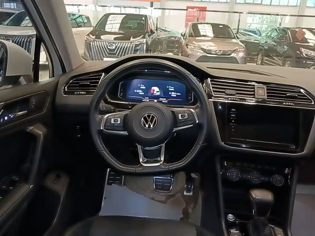 Volkswagen Tiguan L 2021 330TSI Automatic 2WD R-Line Premium фото 11
