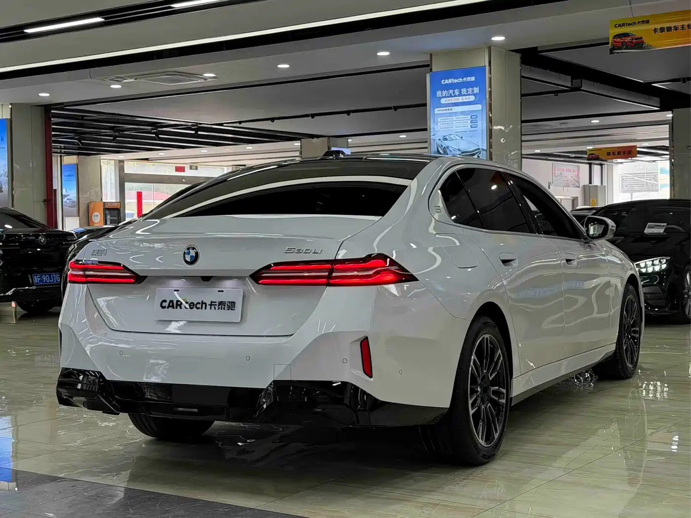 BMW 5 Series 2026 530Li Leading M Sport Package фото 5
