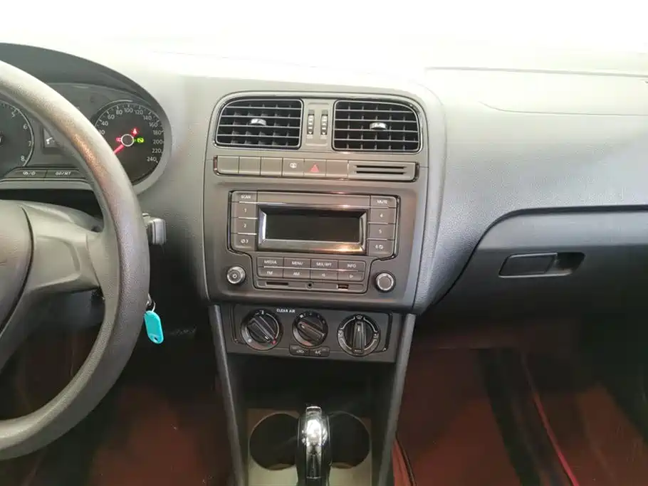 Volkswagen Polo 2016 1.4L Automatic Trend фото 13