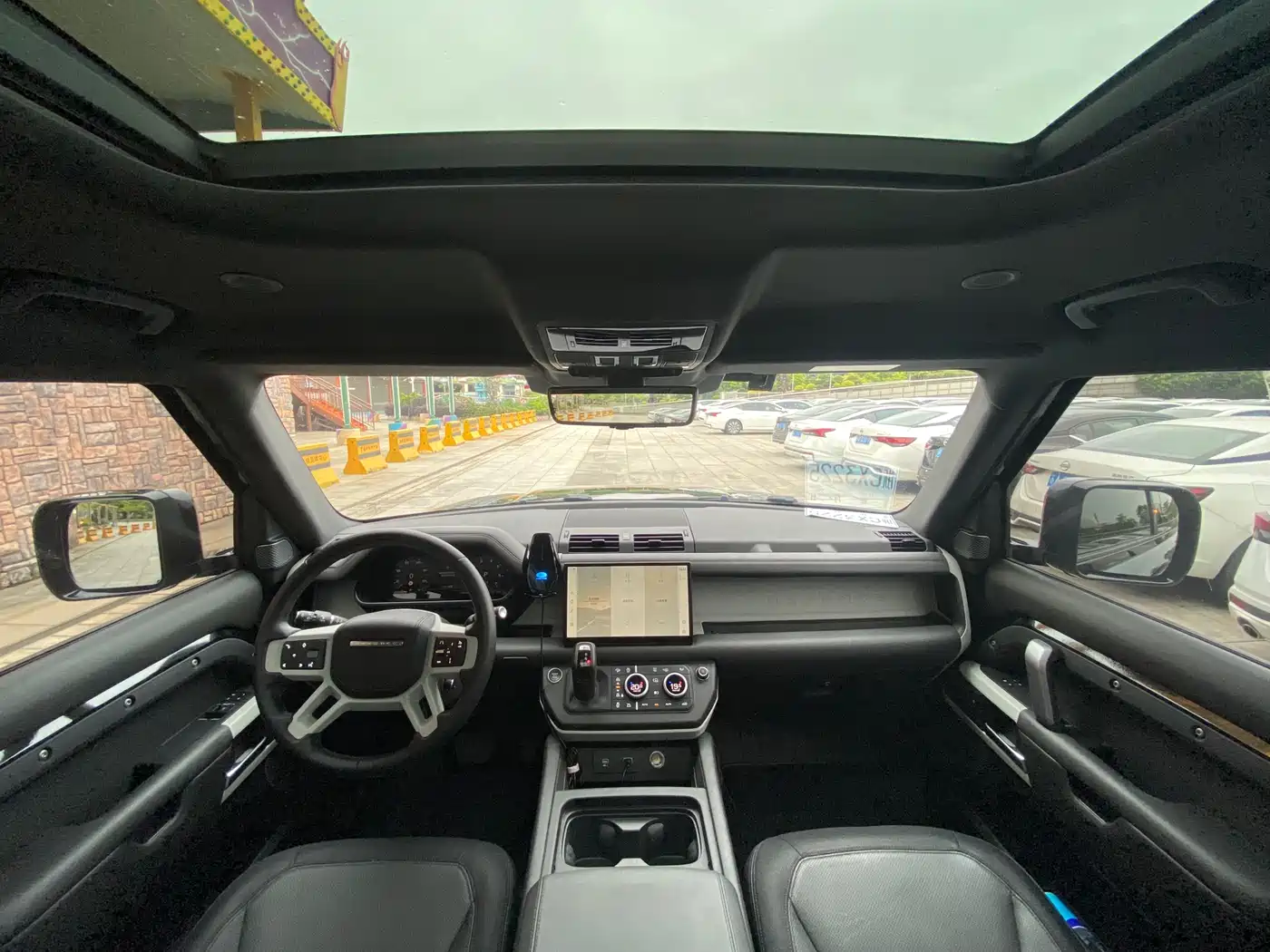 Land Rover Defender 2023 Model 90 2.0T P300 X-DYNAMIC HSE фото 9