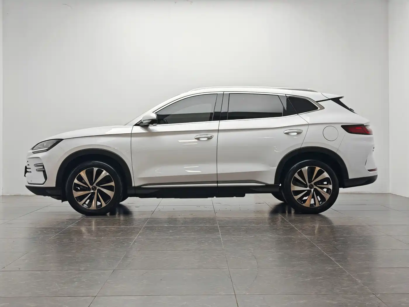BYD Song PLUS PHEV 2024 Glory Edition DM-i 110km Flagship PLUS фото 10