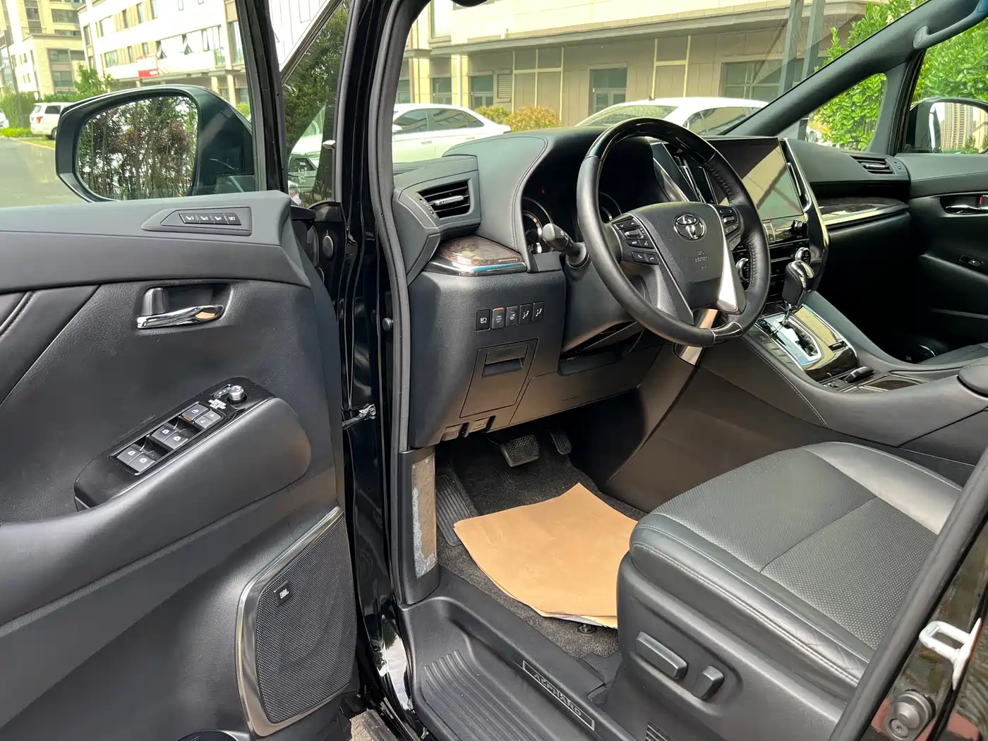 Toyota Alphard 2020 Hybrid 2.5L Premium Edition фото 4