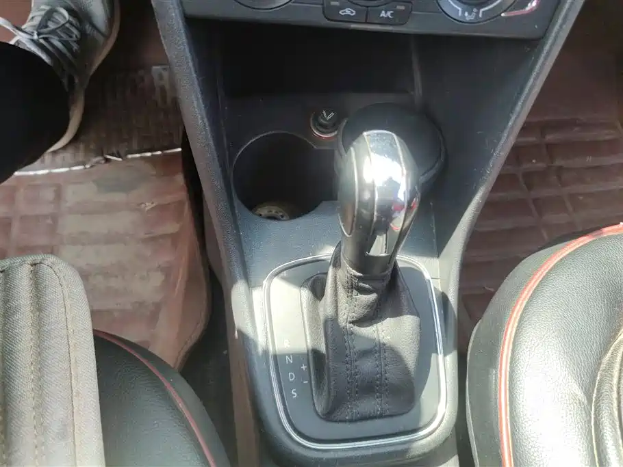 Volkswagen Polo 2014 1.4L Automatic Comfort Edition фото 16