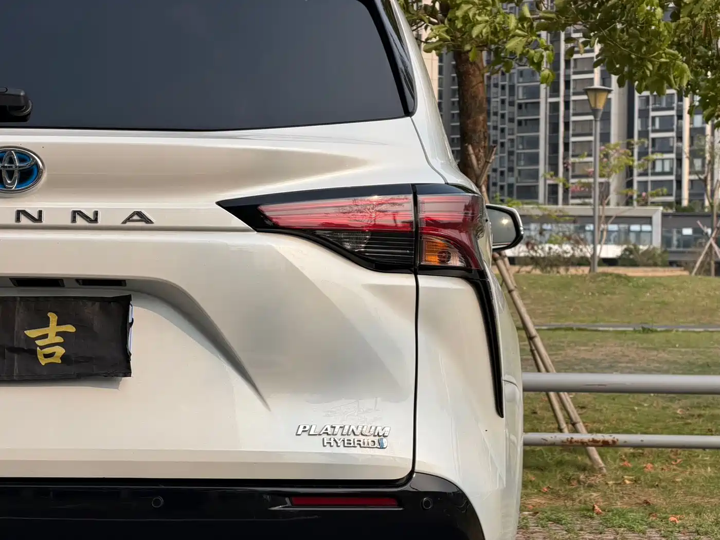 Toyota Sienna 2023 2.5L Hybrid Platinum Edition фото 25