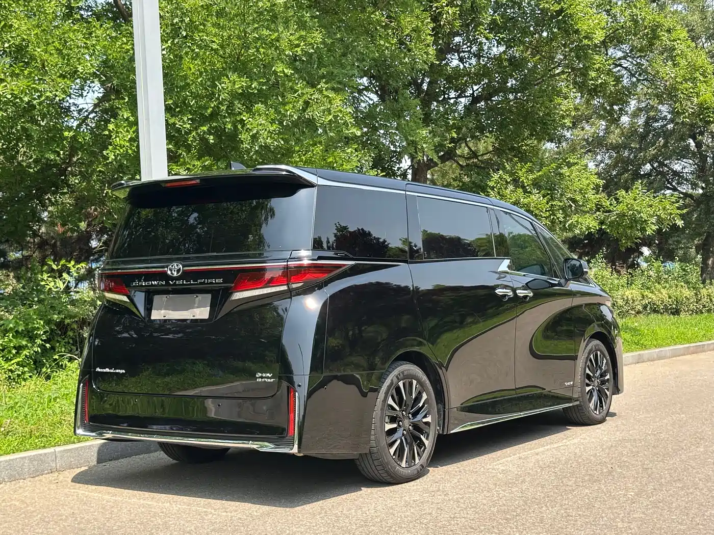 Toyota Vellfire 2024 Crown Hybrid 2.5L Executive Premium Edition фото 14