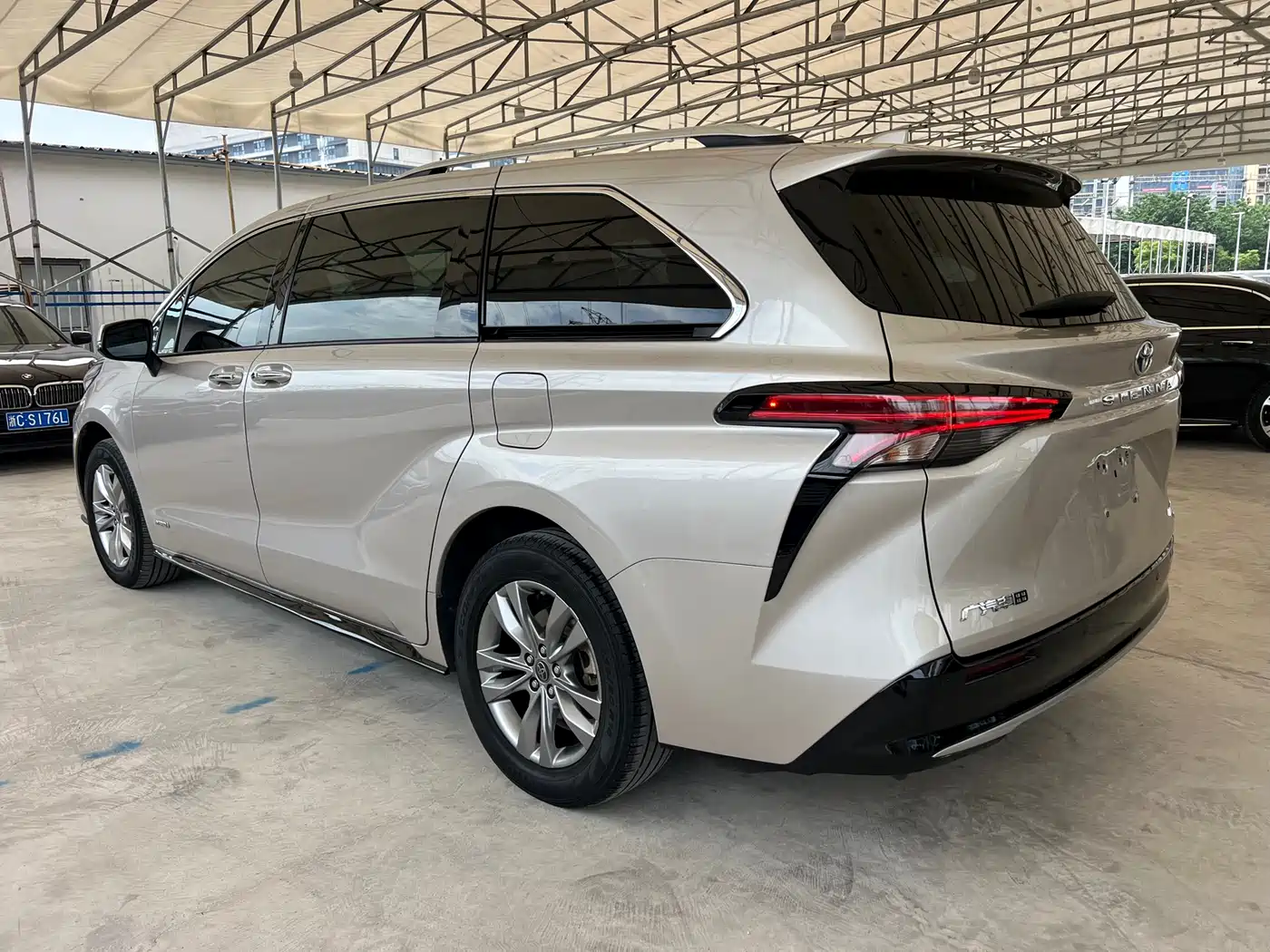 Toyota Sienna 2021 2.5L Hybrid Premium Edition фото 6