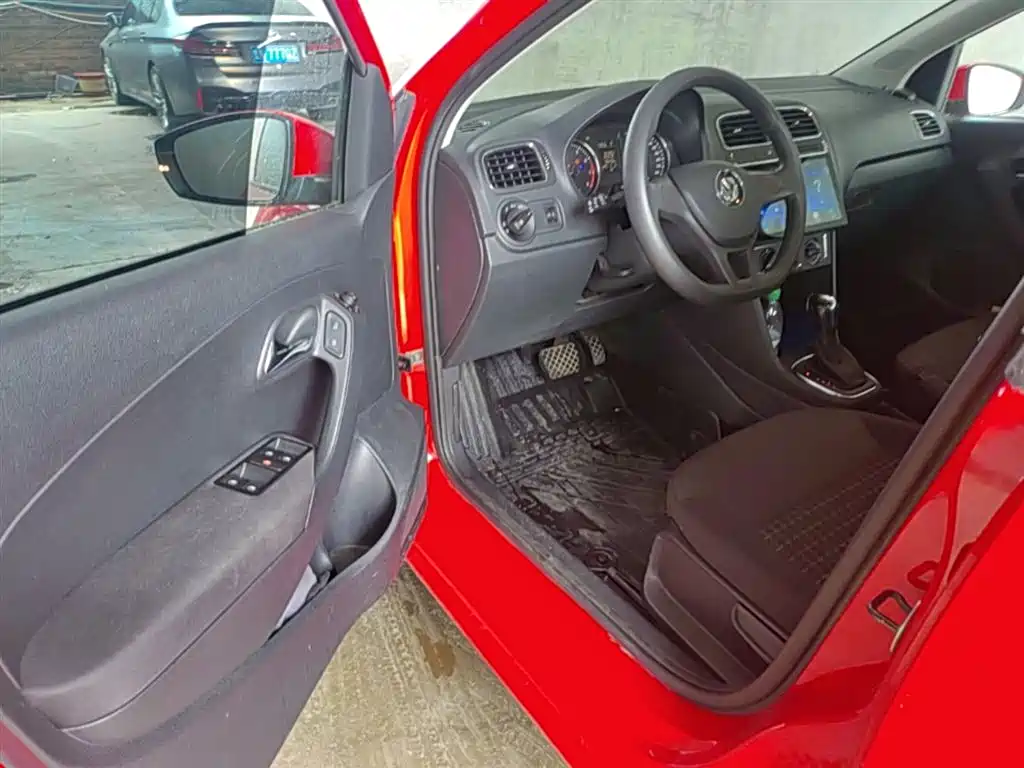 Volkswagen Polo 2014 1.6L Automatic Comfort Edition фото 12