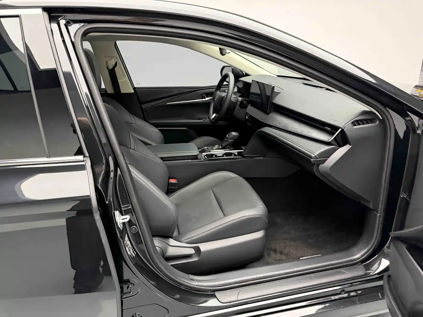 Toyota Camry 2026 Hybrid 2.0HE Elite Edition фото 18