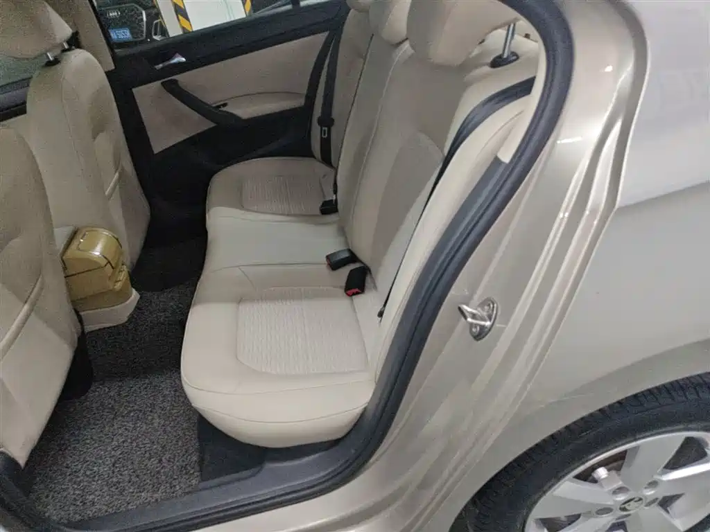 Škoda Rapid 2016 1.6L Automatic Pioneer Edition фото 17