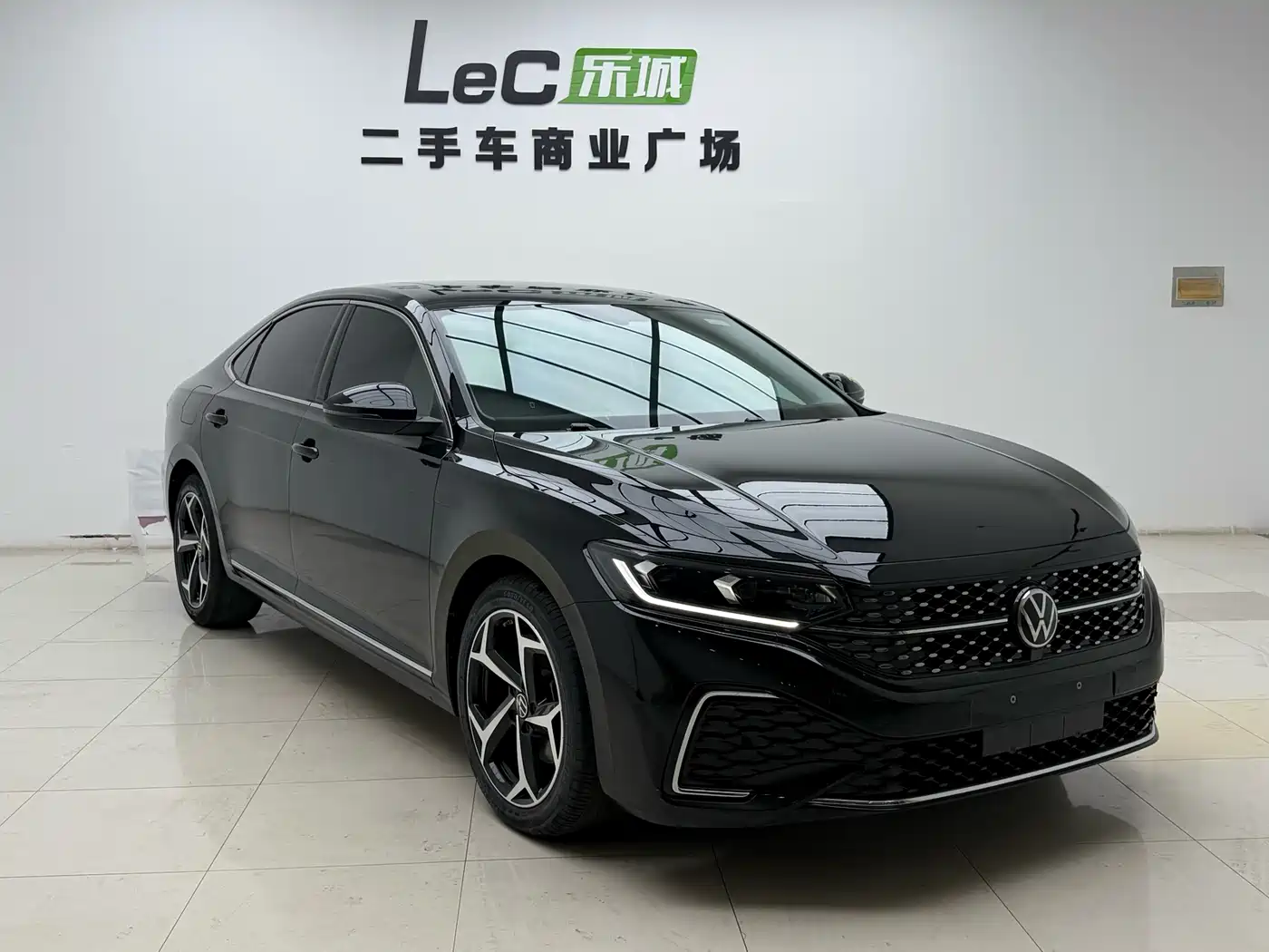 Volkswagen Passat 2023 330TSI Starlight Elite Edition фото 2