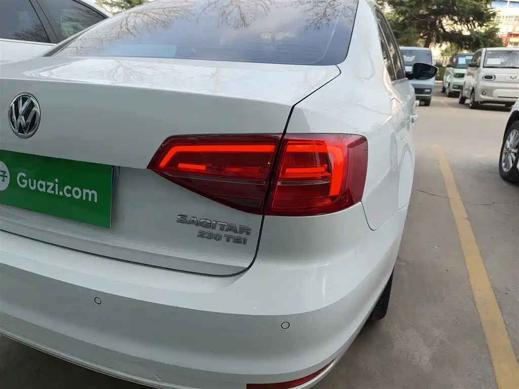 Volkswagen Sagitar 2015 230TSI Automatic Comfort фото 8