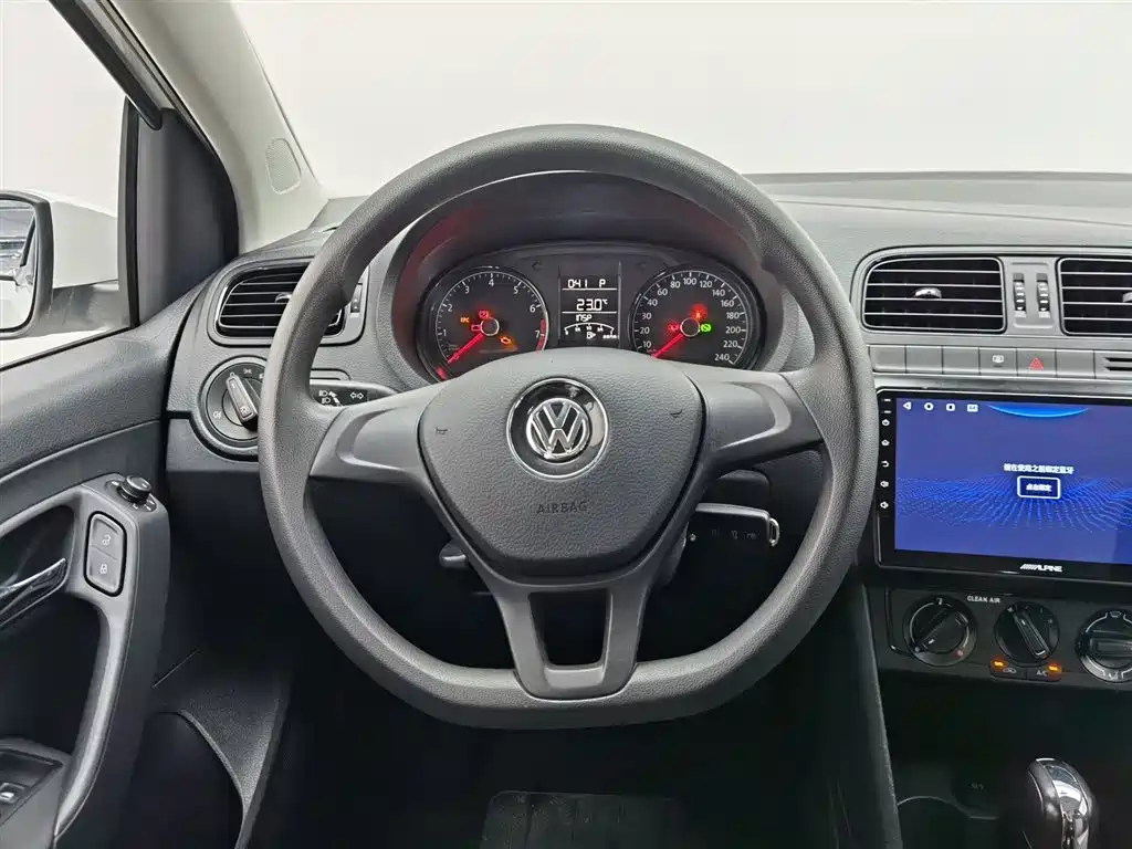 Volkswagen Polo 2016 1.4L Automatic Trend фото 11