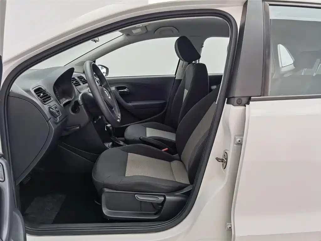 Volkswagen Polo 2016 1.4L Automatic Trend фото 10