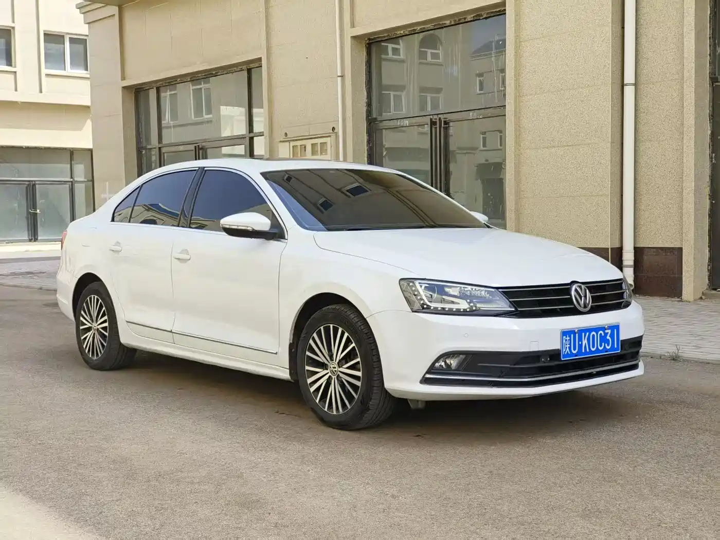 Volkswagen Sagitar 2017 230TSI Automatic Luxury фото 3