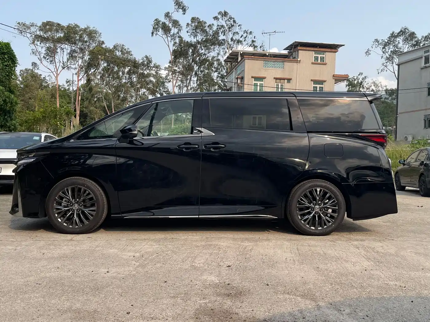 Toyota Vellfire 2025 Crown Hybrid 2.5L Ink Gold Executive Edition фото 4
