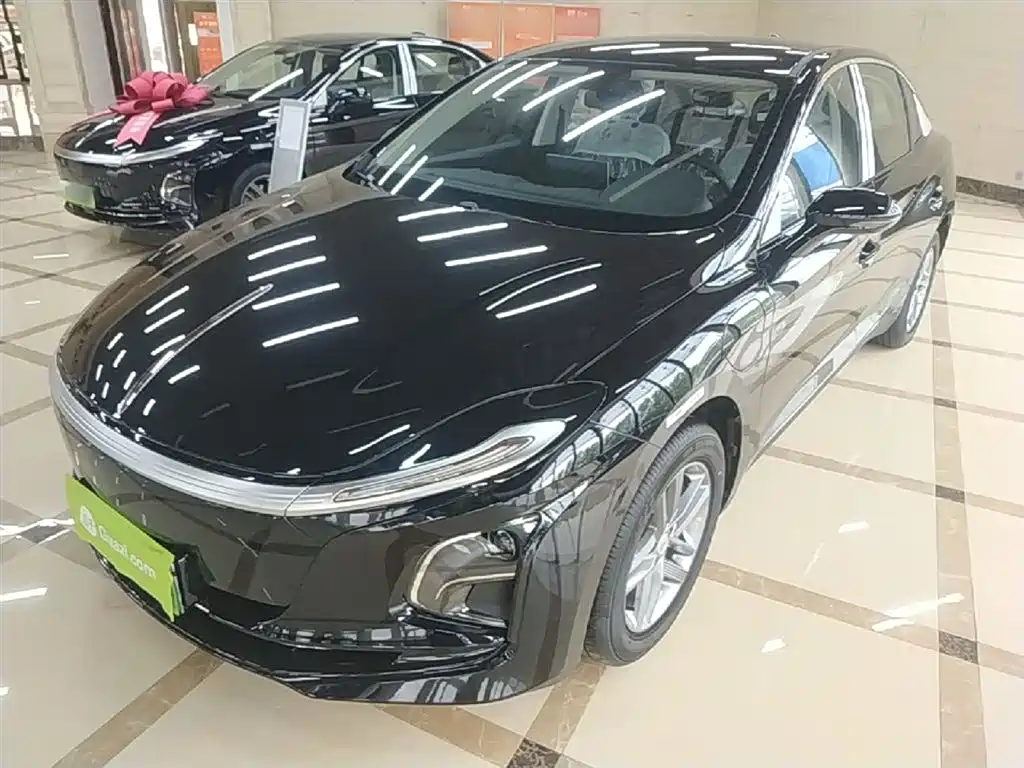 Hongqi E-QM5 2025 Model 500km Travel Edition