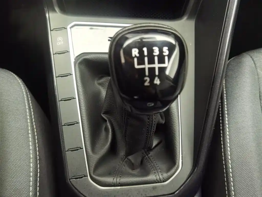 Volkswagen Lavida 2023 XRUI 1.5L Manual New Comfort Edition фото 13