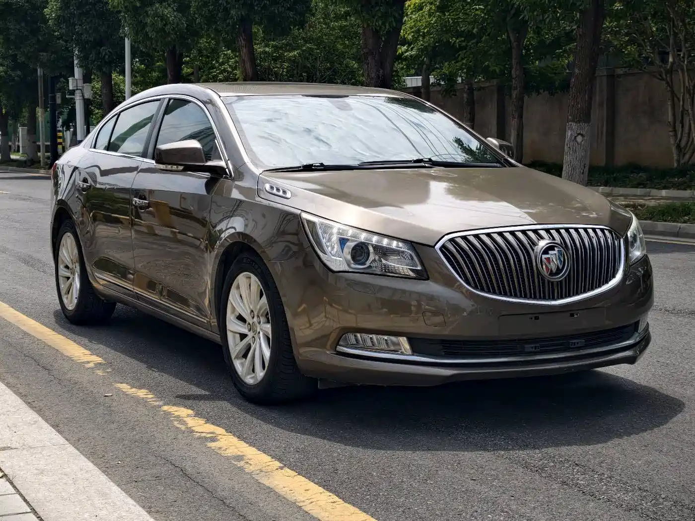 Photo 3 - Buick LaCrosse