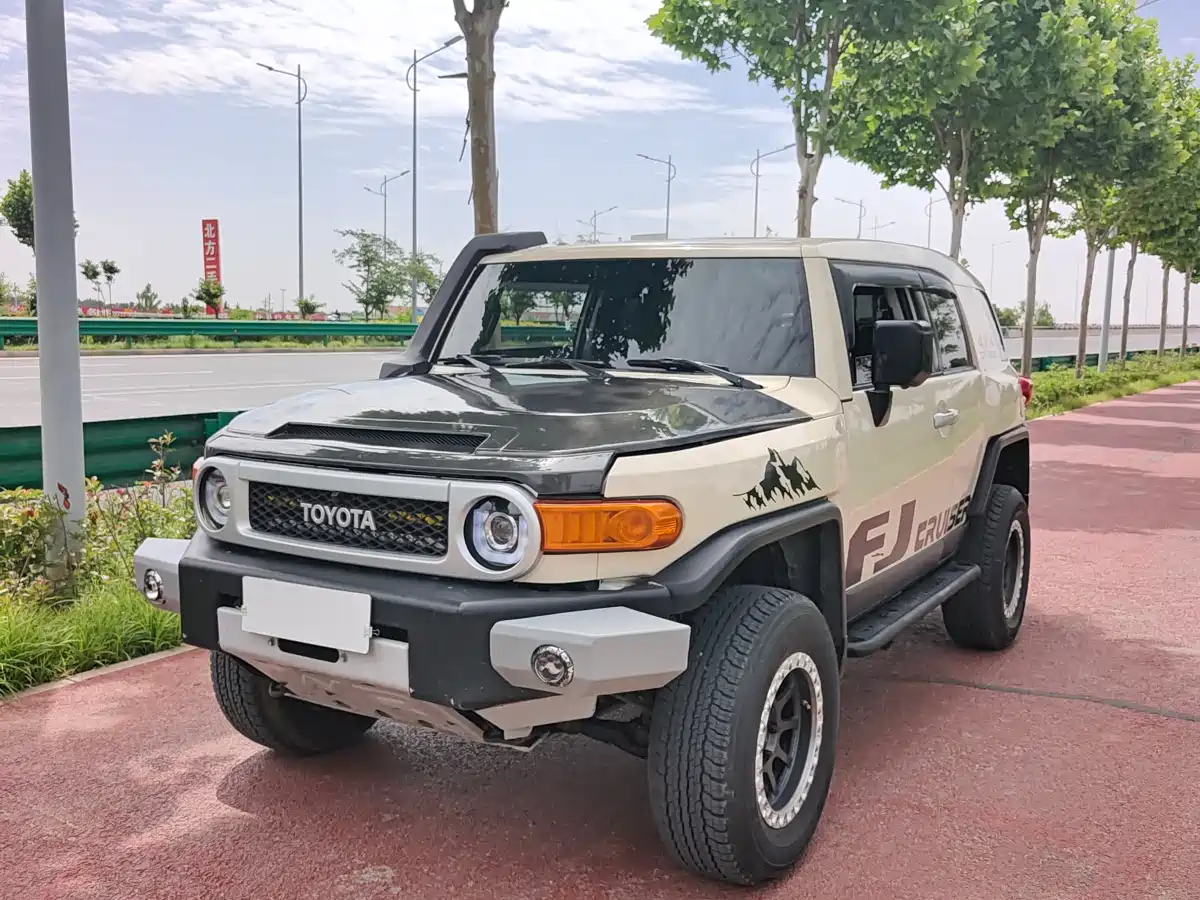 Toyota FJ Cruiser 2013 4.0L фото 3