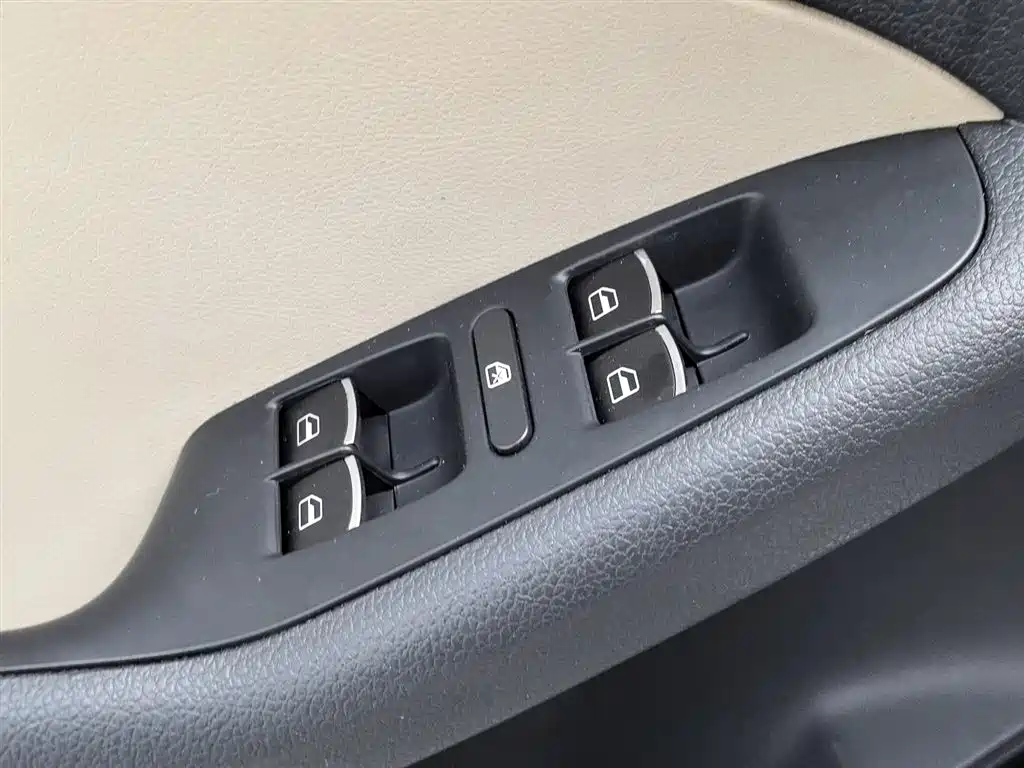 Volkswagen Sagitar 2012 1.6L Automatic Comfort Type фото 9