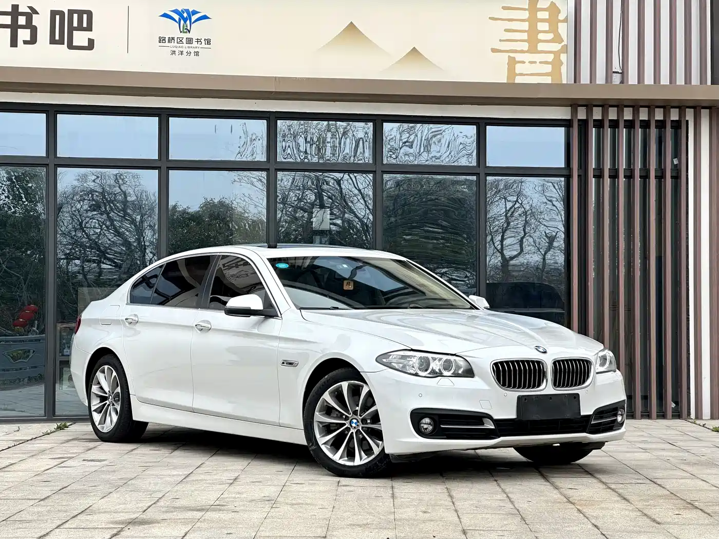 BMW 5 Series 2017 525Li Leading Edition фото 3