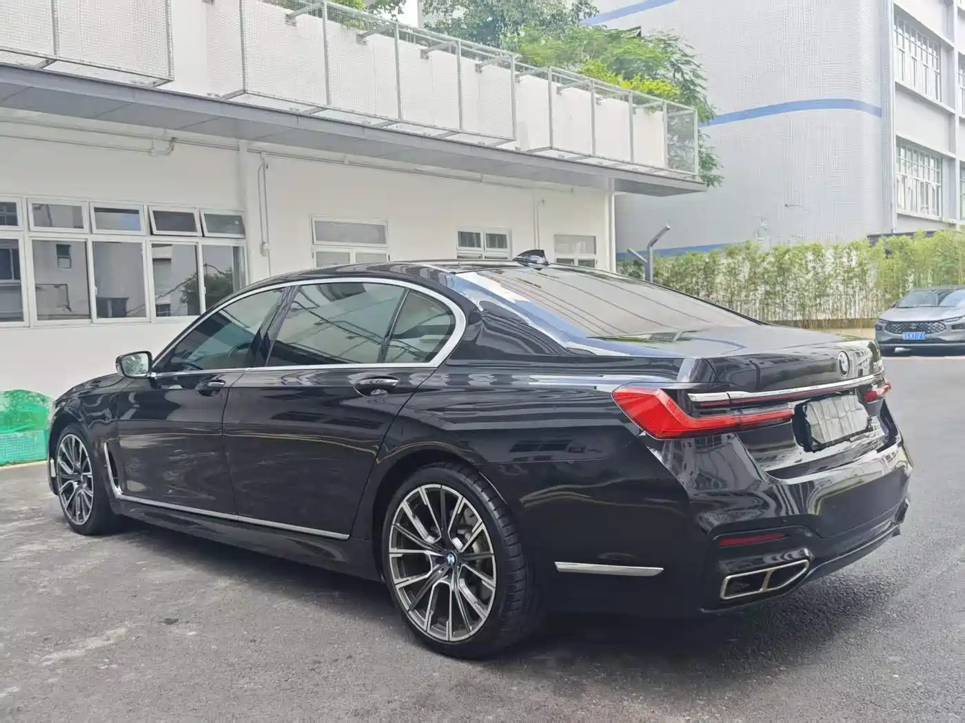 BMW 7 Series 2016 730Li Leading фото 9